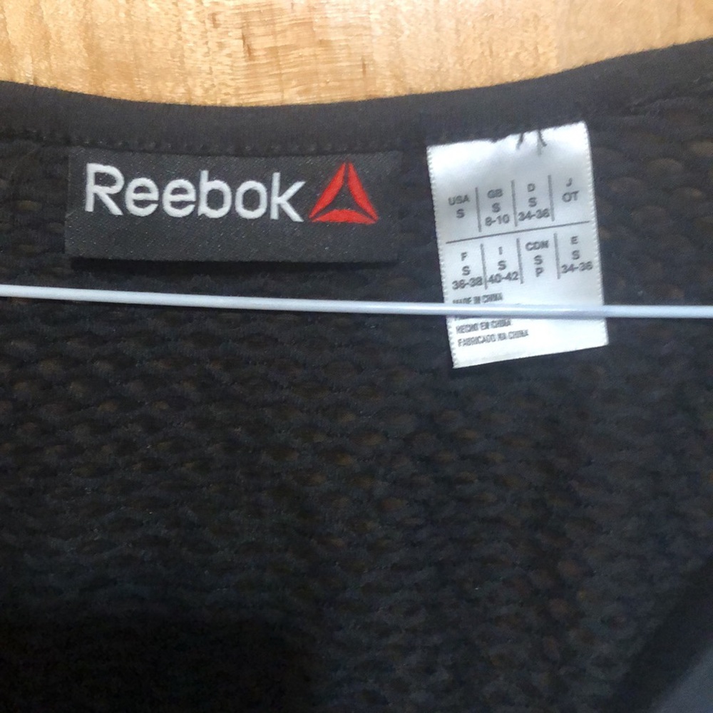 3/$15 Reebok workout top open back small - Picture 2 of 3